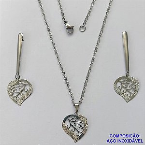 CONJUNTO EM AÇO INOXIDÁVEL - CORRENTE 50CM (AÇO03) (CX.120)  BRINCO DE PINO COM BASE COMPRIDA E PINGENTE CORAÇÕES DETALHES VAZADOS 19MM - COMPOSIÇÃO: AÇO INOXIDÁVEL - AÇO2006