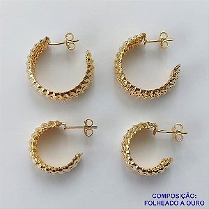 BRINCO FOLHEADO A OURO - BANHADO COM 5 MILÉSIMOS + VERNIZ DIAMOND(BRD 22D)-DUO DE BRINCO DE PINO ARGOLA DESENHADA 22/18MM E LARGURA 7MM- OU0RO303