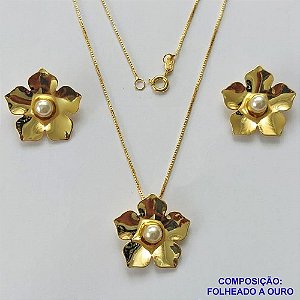 CONJUNTO FOLHEADO A OURO(CJA812) - BANHADO COM 5 MILÉSIMOS + VERNIZ DIAMOND - CONJUNTO COM CORRENTE VENEZIANA 45CM E BRINCOS DE PINO COM PINGENTES FLOR COM PÉROLA- OURO304