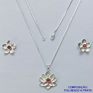 CONJUNTO FOLHEADO A PRATA COM 50 MILÉSIMOS + VERNIZ DIAMOND - CONJUNTO COM CORRENTE VENEZIANA 45CM - BRINCOS DE PINO E PINGENTES EM FLORES COM PEDRA EM ZIRCÔNIA VERMELHA 19X22MM - PRA451