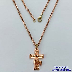 GARGANTILHA NO BRUTO PRONTA PARA O BANHO (7155) (CX.127)  GARGANTILHA COM CORRENTE ELO PORTUGUÊS 60CM E PINGENTE CRUCIFIXO COM ZIRCÔNIA NEGRA 21X32MM - PESO TOTAL 12,6GR - COMPOSIÇÃO: LATÃO / ZIRCÔNIA - BRU15028