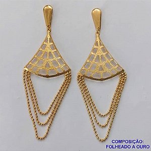 BRINCO FOLHEADO A OURO - BANHADO COM 5 MILÉSIMOS + VERNIZ DIAMOND -  BRINCO DE PINO COM BASE LISA FORMATO LEQUE COM CORRENTE 40MM - OURO310
