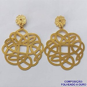 BRINCO FOLHEADO A OURO - BANHADO COM 5 MILÉSIMOS + VERNIZ DIAMOND -  BRINCO DE PINO BASE FLOR  VAZADO 45MM - OURO315