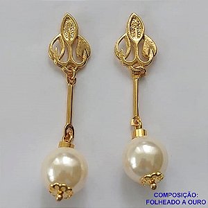 BRINCO FOLHEADO A OURO - BANHADO COM 5 MILÉSIMOS + VERNIZ DIAMOND -  BRINCO DE PINO BASE DESENHADA E PÉROLA 48MM - OURO316
