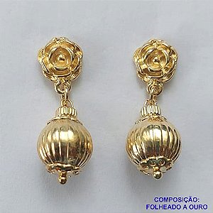 BRINCO FOLHEADO A OURO - BANHADO COM 5 MILÉSIMOS + VERNIZ DIAMOND -  BRINCO DE PINO BASE DESENHADA E BOLA DESENHADA 26MM - OURO318