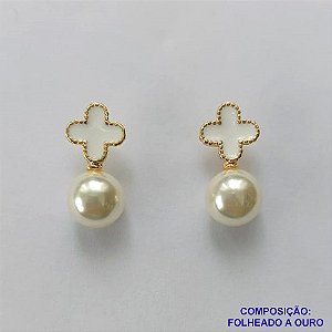 BRINCO FOLHEADO A OURO - BANHADO COM 5 MILÉSIMOS + VERNIZ DIAMOND(BIJ644) -  BRINCO DE PINO VAN CLEEF BRANCO E PÉROLA 16MM - OURO323
