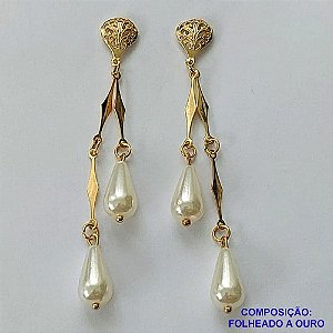 BRINCO FOLHEADO A OURO - BANHADO COM 5 MILÉSIMOS + VERNIZ DIAMOND - BRINCO DE PINO BASE DESENHADA E PÉROLAS 7MM - OURO337