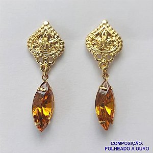 BRINCO FOLHEADO A OURO - BANHADO COM 5 MILÉSIMOS + VERNIZ DIAMOND - BRINCO DE PINO BASE DESENHADA COM CRISTAL AUSTRÍACO 6MM - OURO343