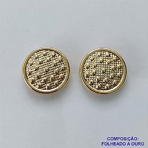 BRINCO FOLHEADO A OURO - BANHADO COM 5 MILÉSIMOS + VERNIZ DIAMOND - BRINCO DE PINO BOTÃO DESENHADO 14MM - OURO344