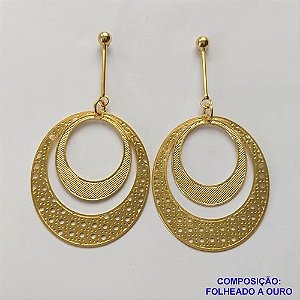 BRINCO FOLHEADO A OURO - BANHADO COM 5 MILÉSIMOS + VERNIZ DIAMOND - BRINCO DE PINO BASE FINA E CÍRCULO DESENHADO E VAZADO 32MM - OURO347