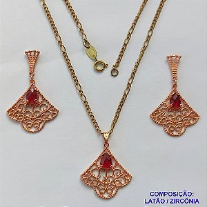 CONJUNTO NO BRUTO PRONTO PARA O BANHO - (CX.129)  COM CORRENTE DE 45CM PINGENTE FORMATO LEQUE COM VIDRO VERMELHO E BRINCO DE PINO - PESO TOTAL 11,2GR - COMPOSIÇÃO LATÃO E VIDRO - BRU15075
