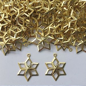 ACESSÓRIO NO BRUTO PRONTO PARA O BANHO(CX131) - (E3376) PINGENTE ESTRELA VEGA VAZADA 20MM COM UM FURO - PESO 0,3GR - COMPOSIÇÃO: 100% LATÃO (PEÇA VENDIDA POR UNIDADE) - BRU0003081