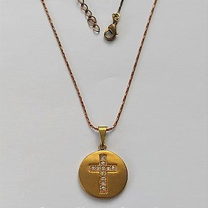 GARGANTILHA NO BRUTO PRONTA PARA O BANHO - (CX.131)  GARGANTILHA COM CORRENTE 45CM E PINGENTE REDONDO COM CRUCIFIXO CRAVEJADO EM MICROS ZIRCONIAS 17MM - COMPOSIÇÃO: LATÃO / ZIRCÔNIA - PESO TOTAL 4GR - BRU15101