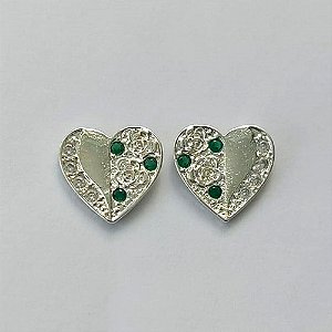 BRINCO FOLHEADA A PRATA COM 50 MILÉSIMOS + VERNIZ DIAMOND - BRINCO DE PINO CORAÇÃO COM MICRO ZIRCÔNIAS CRISTAIS E VERDES 14MM PRA509
