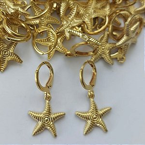 BRINCO NO BRUTO PRONTO PARA O BANHO - (CX.131)  BRINCO ARGOLINHA DE PRESSÃO (5746) COM PINGENTE ESTRELA DO MAR 14MM - PESO TOTAL 2,3GR - COMPOSIÇÃO: 100% LATÃO - BRU15152