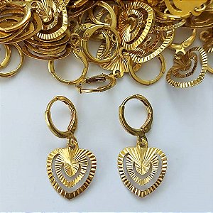 BRINCO NO BRUTO PRONTO PARA O BANHO - (CX.131)  BRINCO ARGOLINHA DE PRESSÃO COM PINGENTE CORAÇÃO VAZADO 15MM - PESO TOTAL 1,2GR - COMPOSIÇÃO: 100% LATÃO - BRU15160
