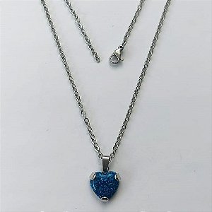 GARGANTILHA EM AÇO INOXIDÁVEL - (AÇO03) - (CX.75)  GARGANTILHA COM CORRENTE 50CM E PINGENTE CORAÇÃO EM CRISTAL COM GLITTER AZUL ESCURO 12MM - COMPOSIÇÃO: AÇO INOXIDÁVEL - AÇO2081
