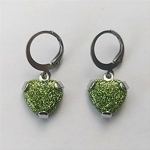 BRINCO EM AÇO INOXIDÁVEL - - (CX.75)  BRINCOS ARGOLINHA DE PRESSÃO COM CORAÇÃO EM CRISTAL COM GLITTER VERDE 12MM - COMPOSIÇÃO: AÇO INOXIDÁVEL - AÇO2084