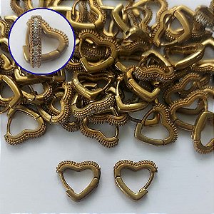 BRINCO NO BRUTO PRONTO PARA O BANHO(CX133) - BRINCO ARGOLINHA DE PRESSÃO CORAÇÃO CRAVEJADO EM MICROS ZIRCÔNIAS - TAMANHO: 2X11MM - PESO TOTAL 1,7GR - COMPOSIÇÃO: LATÃO / ZIRCÔNIA - BRU15202