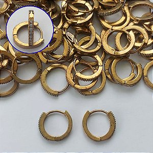 BRINCO NO BRUTO PRONTO PARA O BANHO(CX133) - BRINCO ARGOLINHA DE PRESSÃO CRAVEJADO EM MICROS ZIRCÔNIAS - TAMANHO: 1,5X13MM - PESO TOTAL 1,7GR - COMPOSIÇÃO: LATÃO / ZIRCÔNIA - BRU15206