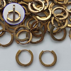 BRINCO NO BRUTO PRONTO PARA O BANHO(CX133) - BRINCO ARGOLINHA DE PRESSÃO CRAVEJADO EM MICROS ZIRCÔNIAS - TAMANHO: 1,5X15MM - PESO TOTAL 2,1GR - COMPOSIÇÃO: LATÃO / ZIRCÔNIA - BRU15207