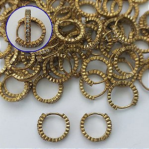BRINCO NO BRUTO PRONTO PARA O BANHO - BRINCO ARGOLINHA DE PRESSÃO CRAVEJADO EM MICROS ZIRCÔNIAS - TAMANHO: 1,5X14MM - PESO TOTAL 1,8GR - COMPOSIÇÃO: LATÃO / ZIRCÔNIA - BRU15209