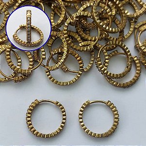 BRINCO NO BRUTO PRONTO PARA O BANHO(CX133)- BRINCO ARGOLINHA DE PRESSÃO CRAVEJADO EM MICROS ZIRCÔNIAS - TAMANHO: 1,5X17MM - PESO TOTAL 2,4GR - COMPOSIÇÃO: LATÃO / ZIRCÔNIA - BRU15210