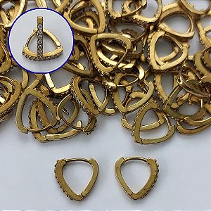 BRINCO NO BRUTO PRONTO PARA O BANHO(CX133) - BRINCO ARGOLINHA DE PRESSÃO TRIÂNGULO CRAVEJADO EM MICROS ZIRCÔNIAS - TAMANHO: 1,5X14MM - PESO TOTAL 1,6GR - COMPOSIÇÃO: LATÃO / ZIRCÔNIA - BRU15212