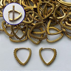 BRINCO NO BRUTO PRONTO PARA O BANHO(CX133) - BRINCO ARGOLINHA DE PRESSÃO TRIÂNGULO CRAVEJADO EM MICROS ZIRCÔNIAS - TAMANHO: 1,5X16MM - PESO TOTAL 1,8GR - COMPOSIÇÃO: LATÃO / ZIRCÔNIA - BRU15213