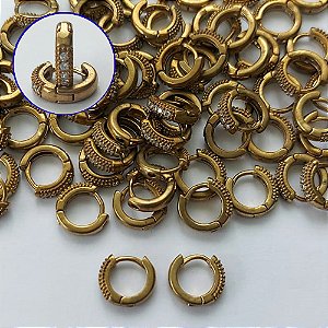 BRINCO NO BRUTO PRONTO PARA O BANHO(CX133) - BRINCO ARGOLINHA DE PRESSÃO CRAVEJADO EM MICROS ZIRCÔNIAS - TAMANHO: 2X10MM - PESO TOTAL 1,2GR - COMPOSIÇÃO: LATÃO / ZIRCÔNIA - BRU15214