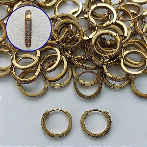 BRINCO NO BRUTO PRONTO PARA O BANHO(CX133) - BRINCO ARGOLINHA DE PRESSÃO CRAVEJADO EM MICROS ZIRCÔNIAS - TAMANHO: 2X15MM - PESO TOTAL 2GR - COMPOSIÇÃO: LATÃO / ZIRCÔNIA - BRU15215
