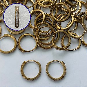 BRINCO NO BRUTO PRONTO PARA O BANHO(CX133) - BRINCO ARGOLINHA DE PRESSÃO CRAVEJADO EM MICROS ZIRCÔNIAS - TAMANHO: 2X17MM - PESO TOTAL 2,8GR - COMPOSIÇÃO: LATÃO / ZIRCÔNIA - BRU15216