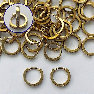 BRINCO NO BRUTO PRONTO PARA O BANHO - BRINCO ARGOLINHA DE PRESSÃO CRAVEJADO EM MICROS ZIRCÔNIAS - TAMANHO: 2X13MM - PESO TOTAL 1,6GR - COMPOSIÇÃO: LATÃO / ZIRCÔNIA - BRU15218