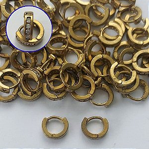 BRINCO NO BRUTO PRONTO PARA O BANHO - BRINCO ARGOLINHA DE PRESSÃO CRAVEJADO EM MICROS ZIRCÔNIAS - TAMANHO: 2X9MM - PESO TOTAL 0,9GR - COMPOSIÇÃO: LATÃO / ZIRCÔNIA - BRU15231