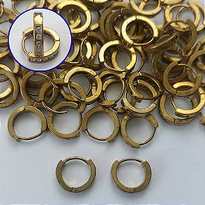 BRINCO NO BRUTO PRONTO PARA O BANHO - BRINCO ARGOLINHA DE PRESSÃO CRAVEJADO EM MICROS ZIRCÔNIAS - TAMANHO: 2X12MM - PESO TOTAL 1,2GR - COMPOSIÇÃO: LATÃO / ZIRCÔNIA - BRU15232