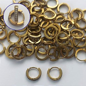 BRINCO NO BRUTO PRONTO PARA O BANHO - BRINCO ARGOLINHA DE PRESSÃO CRAVEJADO EM MICROS ZIRCÔNIAS - TAMANHO: 2X11MM - PESO TOTAL 1,4GR - COMPOSIÇÃO: LATÃO / ZIRCÔNIA - BRU15234