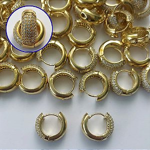 BRINCO NO BRUTO PRONTO PARA O BANHO(CX02) - BRINCO ARGOLINHA DE PRESSÃO CRAVEJADO COM 5 FILEIRAS DE MICROS ZIRCÔNIAS - TAMANHO: 6X15MM - PESO TOTAL 4,2GR - COMPOSIÇÃO: LATÃO / ZIRCÔNIA - BRU15237