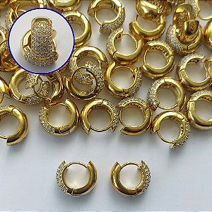 BRINCO NO BRUTO PRONTO PARA O BANHO(CX133) - BRINCO ARGOLINHA DE PRESSÃO CRAVEJADO COM 5 FILEIRAS DE MICROS ZIRCÔNIAS - TAMANHO: 6X13MM - PESO TOTAL 3,8GR - COMPOSIÇÃO: LATÃO / ZIRCÔNIA - BRU15241