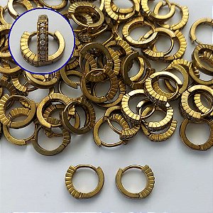 BRINCO NO BRUTO PRONTO PARA O BANHO(CX133) - BRINCO ARGOLINHA DE PRESSÃO CRAVEJADO COM MICROS ZIRCÔNIAS - TAMANHO: 2X11MM - PESO TOTAL 1,8GR - COMPOSIÇÃO: LATÃO / ZIRCÔNIA - BRU15243