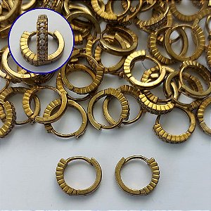 BRINCO NO BRUTO PRONTO PARA O BANHO(CX133) - BRINCO ARGOLINHA DE PRESSÃO CRAVEJADO COM MICROS ZIRCÔNIAS - TAMANHO: 2X13MM - PESO TOTAL 1,9GR - COMPOSIÇÃO: LATÃO / ZIRCÔNIA - BRU15244