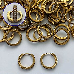 BRINCO NO BRUTO PRONTO PARA O BANHO(CX133) - BRINCO ARGOLINHA DE PRESSÃO CRAVEJADO COM MICROS ZIRCÔNIAS - TAMANHO: 2X15MM - PESO TOTAL 2,1GR - COMPOSIÇÃO: LATÃO / ZIRCÔNIA - BRU15245