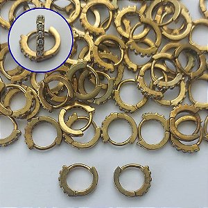 BRINCO NO BRUTO PRONTO PARA O BANHO(CX133)- BRINCO ARGOLINHA DE PRESSÃO CRAVEJADO COM MICROS ZIRCÔNIAS - TAMANHO: 1X10MM - PESO TOTAL 0,6GR - COMPOSIÇÃO: LATÃO / ZIRCÔNIA - BRU15246