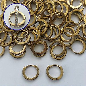 BRINCO NO BRUTO PRONTO PARA O BANHO - BRINCO ARGOLINHA DE PRESSÃO CRAVEJADO COM MICROS ZIRCÔNIAS - TAMANHO: 2X13MM - PESO TOTAL 1,2GR - COMPOSIÇÃO: LATÃO / ZIRCÔNIA - BRU15247