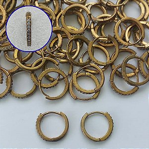 BRINCO NO BRUTO PRONTO PARA O BANHO(CX133) - BRINCO ARGOLINHA DE PRESSÃO CRAVEJADO COM MICROS ZIRCÔNIAS - TAMANHO: 2X17MM - PESO TOTAL 2GR - COMPOSIÇÃO: LATÃO / ZIRCÔNIA - BRU15248