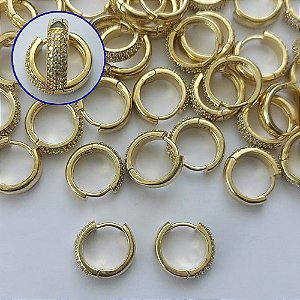 BRINCO NO BRUTO PRONTO PARA O BANHO - BRINCO ARGOLINHA DE PRESSÃO CRAVEJADO COM 3 FILEIRAS DE MICROS ZIRCÔNIAS - TAMANHO: 3X13MM - PESO TOTAL 3,8GR - COMPOSIÇÃO: LATÃO / ZIRCÔNIA - BRU15250