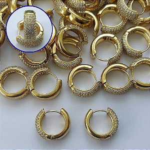 BRINCO NO BRUTO PRONTO PARA O BANHO - BRINCO ARGOLINHA DE PRESSÃO CRAVEJADO COM 5 FILEIRAS DE MICROS ZIRCÔNIAS - TAMANHO: 6x17MM - PESO TOTAL 5GR - COMPOSIÇÃO: LATÃO / ZIRCÔNIA - BRU15251