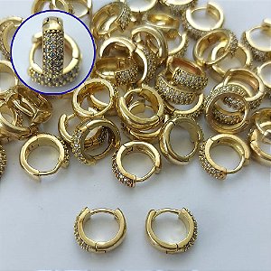 BRINCO NO BRUTO PRONTO PARA O BANHO(CX133) - BRINCO ARGOLINHA DE PRESSÃO CRAVEJADO COM 3 FILEIRAS DE MICROS ZIRCÔNIAS - TAMANHO: 3x11MM - PESO TOTAL 1,8GR - COMPOSIÇÃO: LATÃO / ZIRCÔNIA - BRU15252