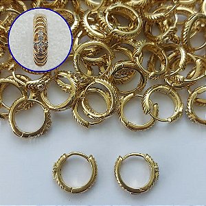BRINCO NO BRUTO PRONTO PARA O BANHO(CX133) - BRINCO ARGOLINHA DE PRESSÃO CRAVEJADO COM MICROS ZIRCÔNIAS - TAMANHO: 2,5x13MM - PESO TOTAL 1,5GR - COMPOSIÇÃO: LATÃO / ZIRCÔNIA - BRU15253