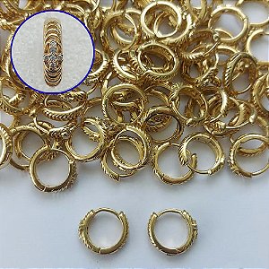 BRINCO NO BRUTO PRONTO PARA O BANHO - BRINCO ARGOLINHA DE PRESSÃO CRAVEJADO COM MICROS ZIRCÔNIAS - TAMANHO: 2,5x11MM - PESO TOTAL 1,2GR - COMPOSIÇÃO: LATÃO / ZIRCÔNIA - BRU15254