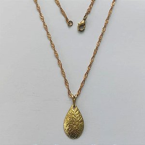 GARGANTILHA NO BRUTO PRONTA PARA O BANHO - (V1812) GARGANTILHA COM CORRENTE SINGAPURA 45CM E PINGENTE GOTA MARTELADA 19MM - PESO: 1,5GR - COMPOSIÇÃO: 100% LATÃO - BRU15314
